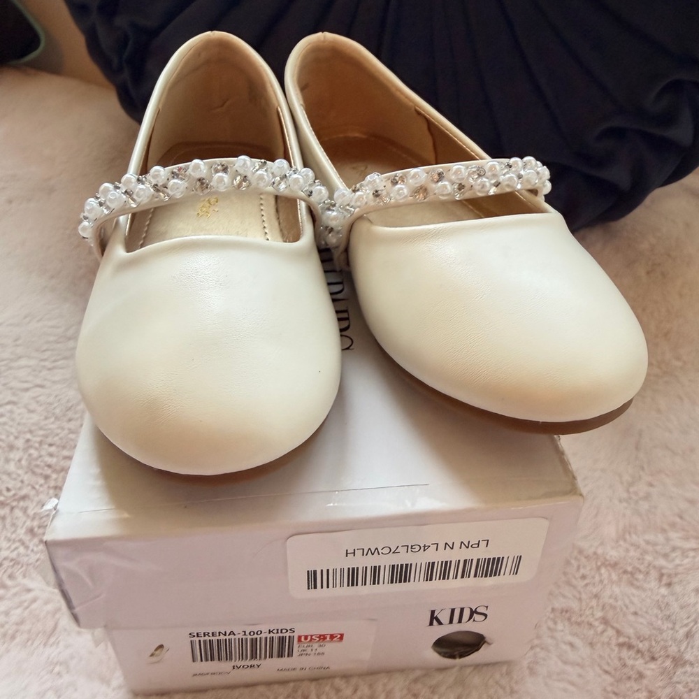 Elegant Cream Kids Shoes with Pearl Strap